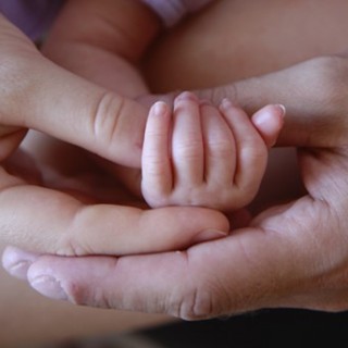 ruka novorozence