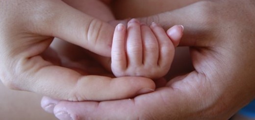 ruka novorozence