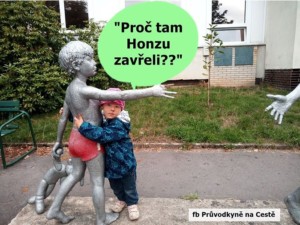 chlapeček objímá sochu